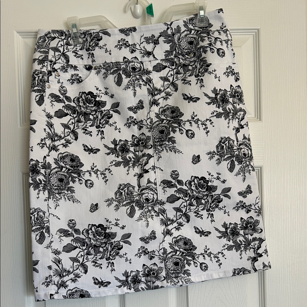 Chadwicks White and Black Floral Pencil Skirt, SIZE 12 TALL